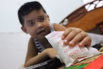 Hiểm họa chết người từ gói hút ẩm trong nhà