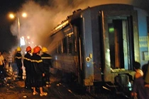 Video: Tàu đang chạy bốc cháy ở đèo Cả, hành khách hoảng loạn