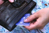 Hoảng hốt phát hiện thứ kỳ quái khi thò tay vào vali du lịch của chồng