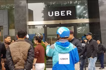 Tài xế kéo đến văn phòng Uber ở Hà Nội, hãng khóa cửa