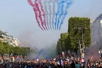 Video: Máy bay phản lực trình diễn tuyệt đẹp mừng nhà vô địch World Cup 2018