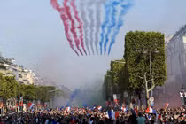 Video: Máy bay phản lực trình diễn tuyệt đẹp mừng nhà vô địch World Cup 2018