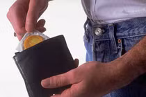 Chết cười bí mật về chiếc bao cao su đã xé vỏ trong ví chồng