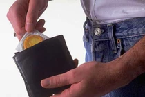 Chết cười bí mật về chiếc bao cao su đã xé vỏ trong ví chồng