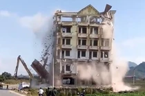 Video: Tốn 400 triệu đánh sập "lâu đài ma túy" của Tàng "Keangnam"