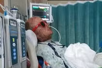 Video: Người đàn ông trở thành xác sống sau khi dùng kháng sinh