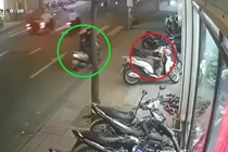  Video: Người phụ nữ đưa bé gái đi trộm túi xách nhanh như chớp