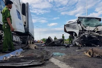 Xe rước dâu gặp tai nạn thảm khốc ở Đà Nẵng: 13 người chết