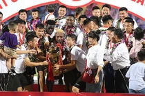 Video: Quang Hải, Duy Mạnh "ngất ngây" cùng Hà Nội FC nâng cúp vô địch V.League