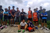 Hé lộ lý do đội bóng Thái Lan bỏ hết giày và balo tiến vào hang tối