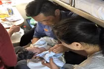 Video: Ly kỳ chuyện nam nhân viên đỡ đẻ cho sản phụ trên tàu hỏa