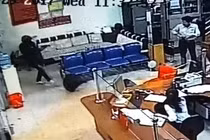 Video: Đối tượng nổ súng bắn bảo vệ, cướp ngân hàng Agribank