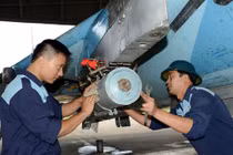 Chiến đấu cơ Su-30MK2 Việt Nam diễn tập bắn, ném bom