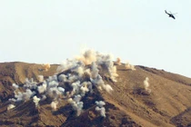 Ảnh QS ấn tượng tuần: Trực thăng Mi-24 giã phiến quân IS