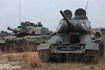 Mục kích xe tăng T-34 tập trận với…siêu tăng Anh