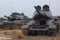 Mục kích xe tăng T-34 tập trận với…siêu tăng Anh