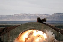 Khoảnh khắc bom xuyên boong-ke Nga hủy diệt căn cứ IS