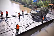 Mục kích Công binh Việt Nam triển khai cầu phao PMP