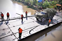 Mục kích Công binh Việt Nam triển khai cầu phao PMP