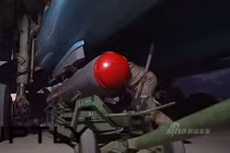 Xem lắp bom tử thần lên máy bay Su-34 không kích IS