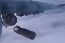 Xem Su-25 ném bom san phẳng căn cứ phiến quân IS