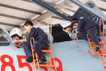 Cảm phục đội ngũ “bác sĩ” chiến đấu cơ Su-30MK2 Việt Nam