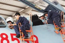 Cảm phục đội ngũ “bác sĩ” chiến đấu cơ Su-30MK2 Việt Nam