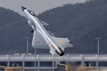 Hỏng động cơ, tiêm kích J-10 Trung Quốc lao xuống đất