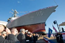 Cận cảnh lễ rửa tội siêu hạm DDG-115 của Mỹ
