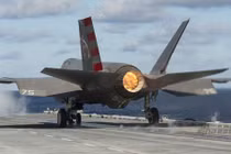 Ngoạn mục cảnh tiêm kích F-35C phụt lửa lao lên trời