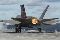 Ngoạn mục cảnh tiêm kích F-35C phụt lửa lao lên trời