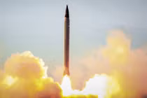 Cận cảnh tên lửa đạn đạo tầm 2.500km của Iran