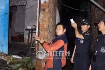 Bí ẩn "ghê người" ngôi nhà hoang gần nghĩa trang cứ đến tối phát ánh sáng