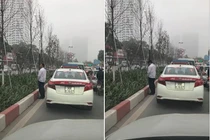 Mạng xã hội dậy sóng vì lái xe taxi “tè bậy” giữa đường