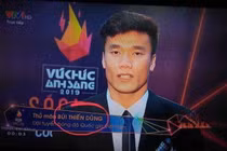 Phản ứng thú vị của thủ môn Bùi Tiến Dũng khi bị viết nhầm tên