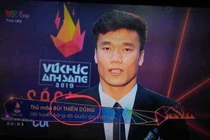Phản ứng thú vị của thủ môn Bùi Tiến Dũng khi bị viết nhầm tên