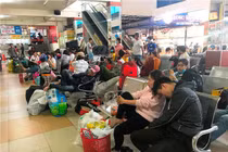 Chưa đến ngày nghỉ Tết, các bến xe ở Sài Gòn đã đông nghẹt người