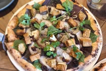 Pizza bún đậu mắm tôm: Sự kết hợp “kỳ quái” khiến CĐM rần rần phản đối