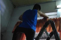 Cô nàng “khoe” bạn trai cũ sửa nhà giúp nhận “mưa chỉ trích“