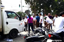 Ô tô tông hàng loạt xe máy khi dừng đèn đỏ