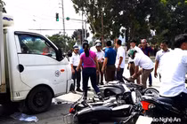 Ô tô tông hàng loạt xe máy khi dừng đèn đỏ