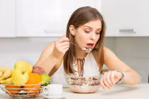 Ăn tối sau 6 giờ - mối nguy hiểm tiềm ẩn nhiều người mắc phải