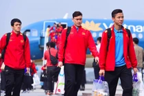 Đội tuyển Việt Nam nhận lì xì ngay sau khi đặt chân về nước