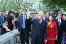 Tổng bí thư, Chủ tịch nước và phu nhân cùng kiều bào thả cá tiễn ông Táo