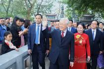 Tổng bí thư, Chủ tịch nước và phu nhân cùng kiều bào thả cá tiễn ông Táo