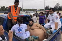 30 người vật lộn giải cứu thanh niên nặng hơn 300 kg ở Thái Lan