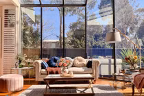 Gặp tai nạn khi làm vườn, mẹ Việt sang Úc mua vườn 450m2 làm điều "lạ"