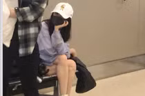 Dương Mịch bị bắt gặp ngồi 1 góc ở sân bay với bộ dạng kiệt sức