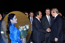 Bí mật áo dài thêu vàng 24K nữ sinh mặc khi tặng hoa Tổng thống Trump
