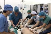 Bé gái chơi tàu lượn siêu tốc bị kéo lê nguy kịch